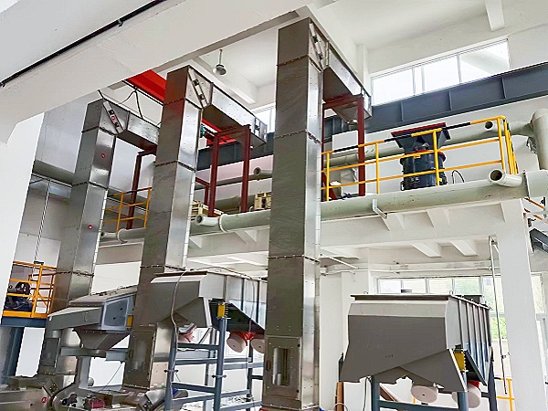 不銹鋼z型斗式提升機客戶現(xiàn)場